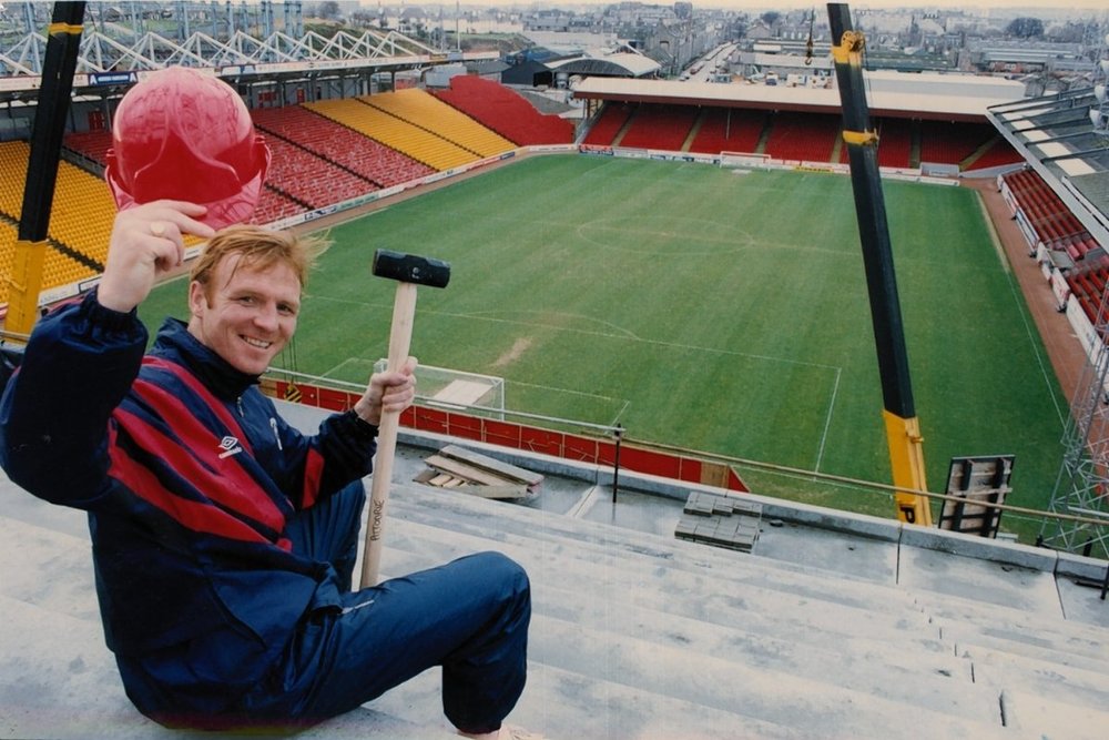 Aberdeen-fans-looking-back-14.thumb.jpg.41af56d617671109165bf60c2194029f.jpg