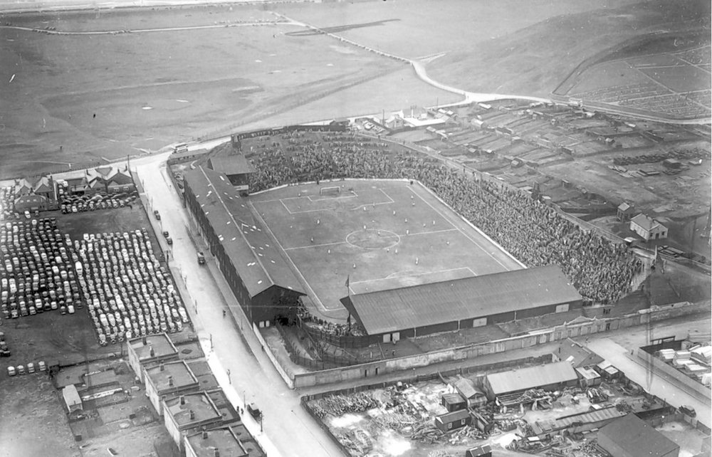Aberdeen-fans-looking-back-5.thumb.jpg.db564c8530adb20436b6fedc74288998.jpg