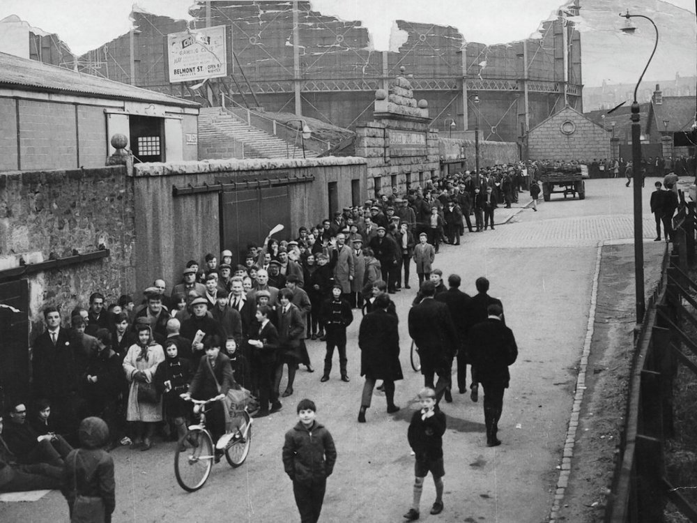 Aberdeen-fans-looking-back-7.thumb.jpg.da850d56fde7ecd0d99cafde37fabd5e.jpg
